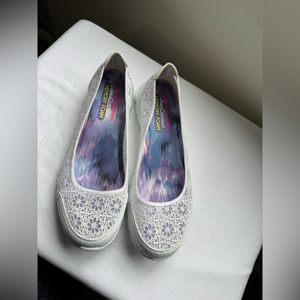 Skechers EZ Flex 3.0 - Majesty slip-on ballet flats featuring a lace pattern 9.5